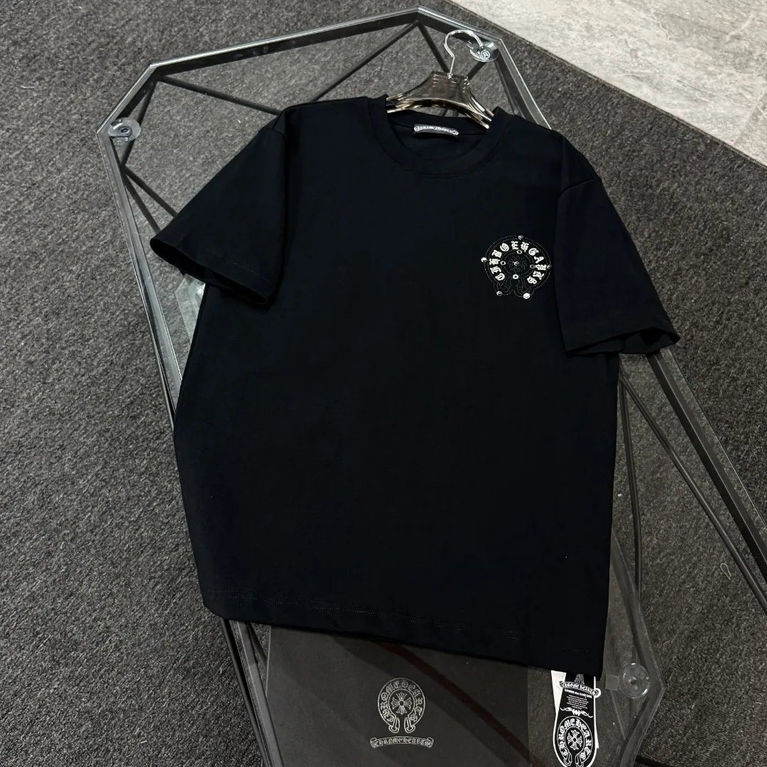 P190 Chrome Hearts 25 high-end versions. The fabric is made of 300 grams of high-density pure cotton. It does not deform or shrink. It has three labels. It is the same style for men and women. Technology: imported hot diamond. Color: white, black, dark green. SIZE: S-XL